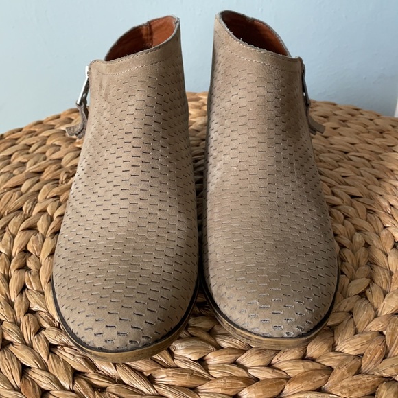 Lucky Brand tan suede ankle bootie - size 9 - Picture 2 of 9